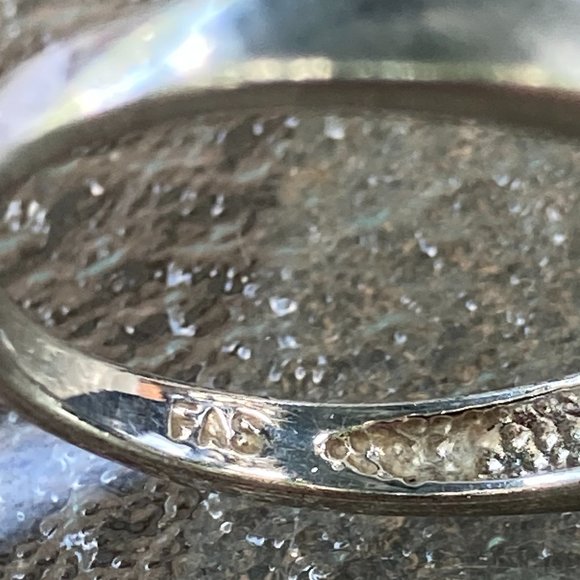 Square onyx on "hugged" sterling silver setting - Picture 9 of 13